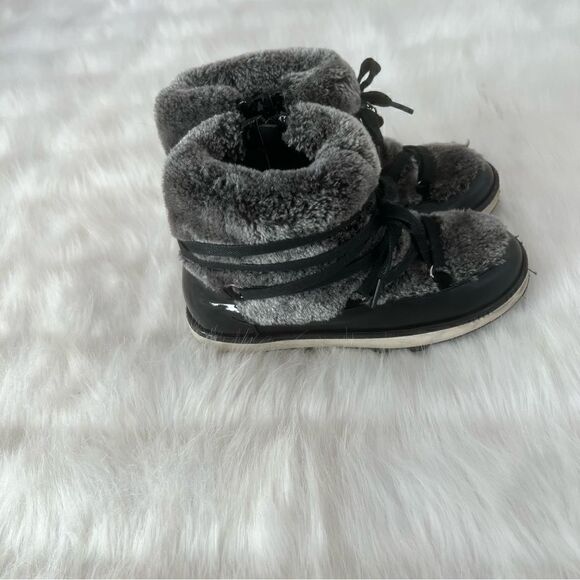 Stuart Weitzman Ariana Snowboot  - Picture 4 of 14